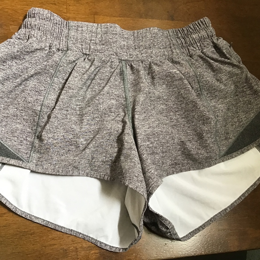 Lululemon low rise size 6 hotty hot shorts